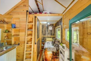 Solar-powered Brandon Studio Cabin: Hiking Access - Innenbereich