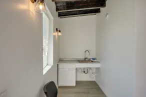 Mountain Views: Minimalist California Studio - Interiør