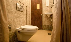 Treebo The Qasr - Bathroom