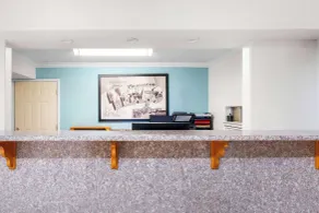 Super 8 by Wyndham Pleasanton - Lobby