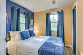 Cozy Home w/ Backyard ~ 3 Mi to Downtown Saginaw! - Chambre