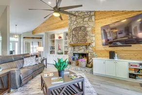 Lakefront Gem: Hot Tub, Boat Launch Near Greenwood - Innvendig