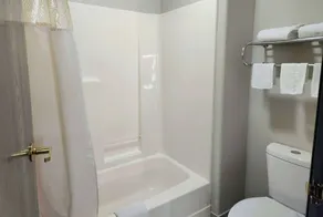 Days Inn & Suites by Wyndham New Iberia - Salle de bain