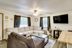 Near Lakes: Updated Family Home w/ Deck in Cushing - Innvendig