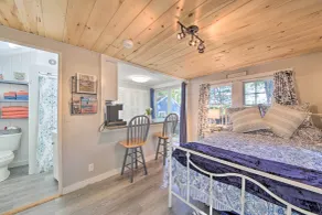 Lush Edgecomb Studio Cottage with Fire Table! - Værelse