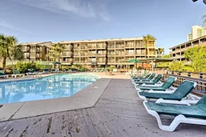 Walk to Coast: North Myrtle Beach Condo w/ Pool! - Intérieur