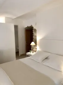 La Maison des Vendangeurs - TABLE D'HÔTES le soir du jeudi au dimanche- Jacuzzi - Balnéo SPA - ACCES PISCINE pour toutes les chambres sauf STUDIO COQUET- Piscine de mai à mi-octobre - Værelse