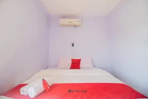 RedDoorz near Pantai Boom - Chambre