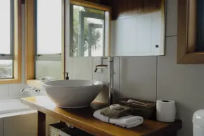 Cliff Edge by the Sea - Baño