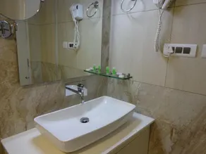 Paramount Tower - Bathroom