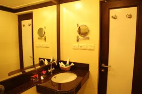 Regenta Orko's Haridwar, Motichur, 5 min from Har ki Pauri - Bathroom