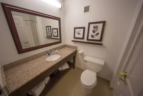 Country Inn & Suites by Radisson, Portage, IN - Salle de bain