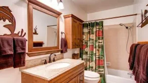 Keine Reinigungsgebühren! Whirlpool, WiFi, A / C, in der Nähe von Yosemite und dem Bass Lake! <br>Die Fischeroase nach Hause ... - Badezimmer