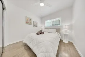 One Lux Stay Coastal 2BR Retreat near the Beach - Værelse