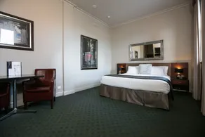 Oscars Hotel and Cafe Bar - Room