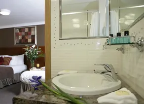 Ashford Court Boutique Hotel - Bathroom