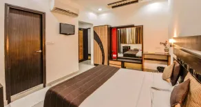 Raghu Mahal Hotel - Room