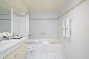 Sheraton Surabaya Hotel & Towers - Bathroom