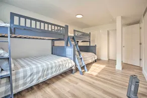 Breezy Coloma Getaway w/ Grill - 1 Mi to Beaches! - Værelse