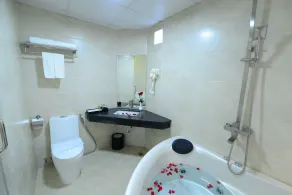 Blue Hanoi Inn Luxury Hotel - Bathroom