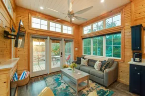 ~ 11 Mi to Lake Whitney: Tree-Lined Cabin w/ Deck - Intérieur