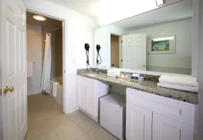 Colonial Inn Harbor Springs - Salle de bain