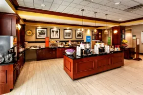 Hampton Inn & Suites Staten Island - Restaurant