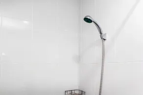 Comfortable and Simply Studio Apartment at Patraland Urbano By Travelio - Baño