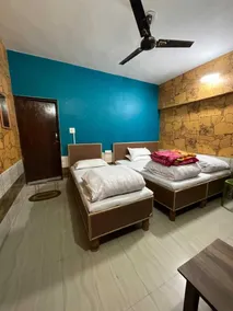 J M S Guest House - Habitación