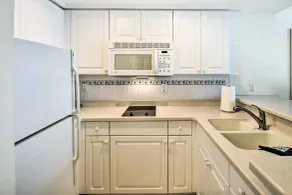 Sunny Daytona Beach Gem w/ Ocean Views! - Intérieur