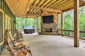 Riverside Mtn Retreat w/ Hot Tub & Game Room! - Interiør