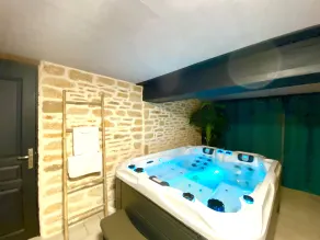 Domaine Ô Clair de Lune - Chambres d'Hôtes et Gîtes à Sarlat - Accès Cité Médiévale 5 minutes à pied - Parking - SPA & Massages en option - Piscine de saison - Spa