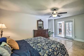 Spacious Seabrook Home w/ Patio: 1 Mi to Beach! - Innenbereich