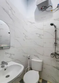 Ada Guest House near RS Methodist Medan RedPartner - Bathroom