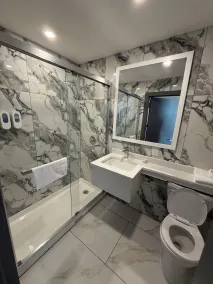 Skylux Hotel - Long Island City - Bathroom