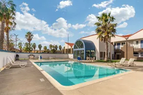 Quality Inn & Suites Vacaville - Piscine
