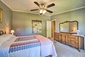 Monett Family Ranch Home w/ Fireplace & Huge Deck! - Interiør