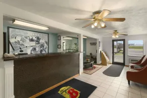 Super 8 by Wyndham Park City/North Wichita Area - Lobby