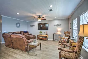 Waterfront New Orleans Home w/ Private Dock & Pier - Innvendig