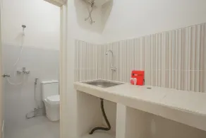 RedDoorz near Ciputra Golf Surabaya - Bathroom