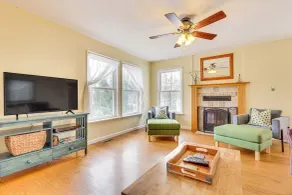 Family Home w/ Game Room & Decks in Etlan! - Interni