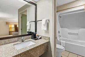 Quality Inn Hillsville - Bathroom