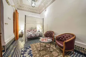 Riad Sara - Camera