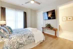 Luxury Downtown Loft - Balcony and Rooftop Bar! - Room