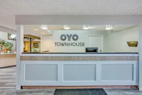 OYO Townhouse Tulsa Woodland Hills - Lobby