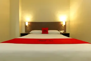 RedDoorz Plus near Pantai Losari - Zimmer