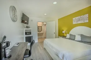 Blue Sky Inn- Complimentary Happy Hour Th-Sun, Veteran owned, Full Breakfast, Best green space, 1 mile from Blue Ridge, Fire Pit - Chambre