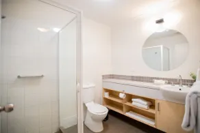 Bribie Island Hotel - Bathroom
