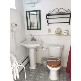 Spring Garden Inn - Bathroom