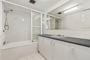 Surfcomber on the Beach - Bathroom